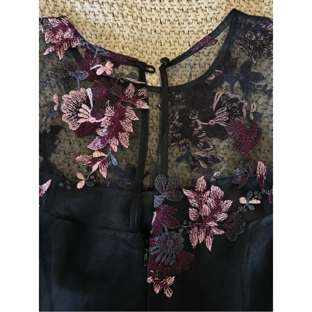WHBM Embroidered bell sleeve shift dress - Picture 4 of 7